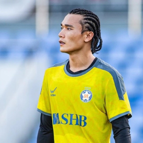 Bùi Tiến Dũng stirs up excitement with his fresh new look ahead of the V.League season