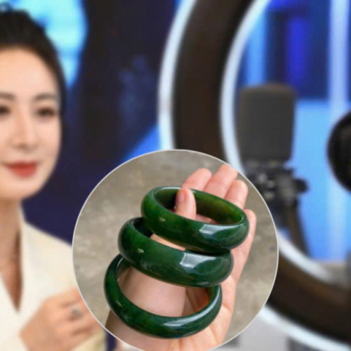A streamer uses gimmicks to exaggerate a fake jade product labeled “Hetian,” priced at 4.3 million VND with a 50% discount, attracting thousands of viewers.